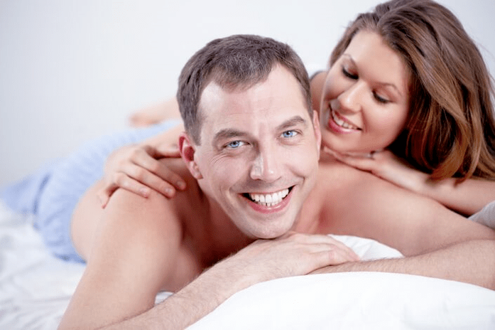 Home e muller na cama